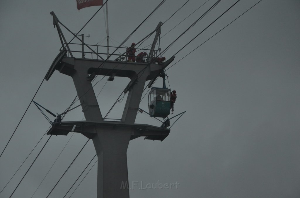 Einsatz BF Hoehenretter Koelner Seilbahn Hoehe Zoobruecke P2131.JPG